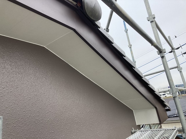 破風板にガルバリウム鋼板を巻き、軒天を張り替えた他現場の画像